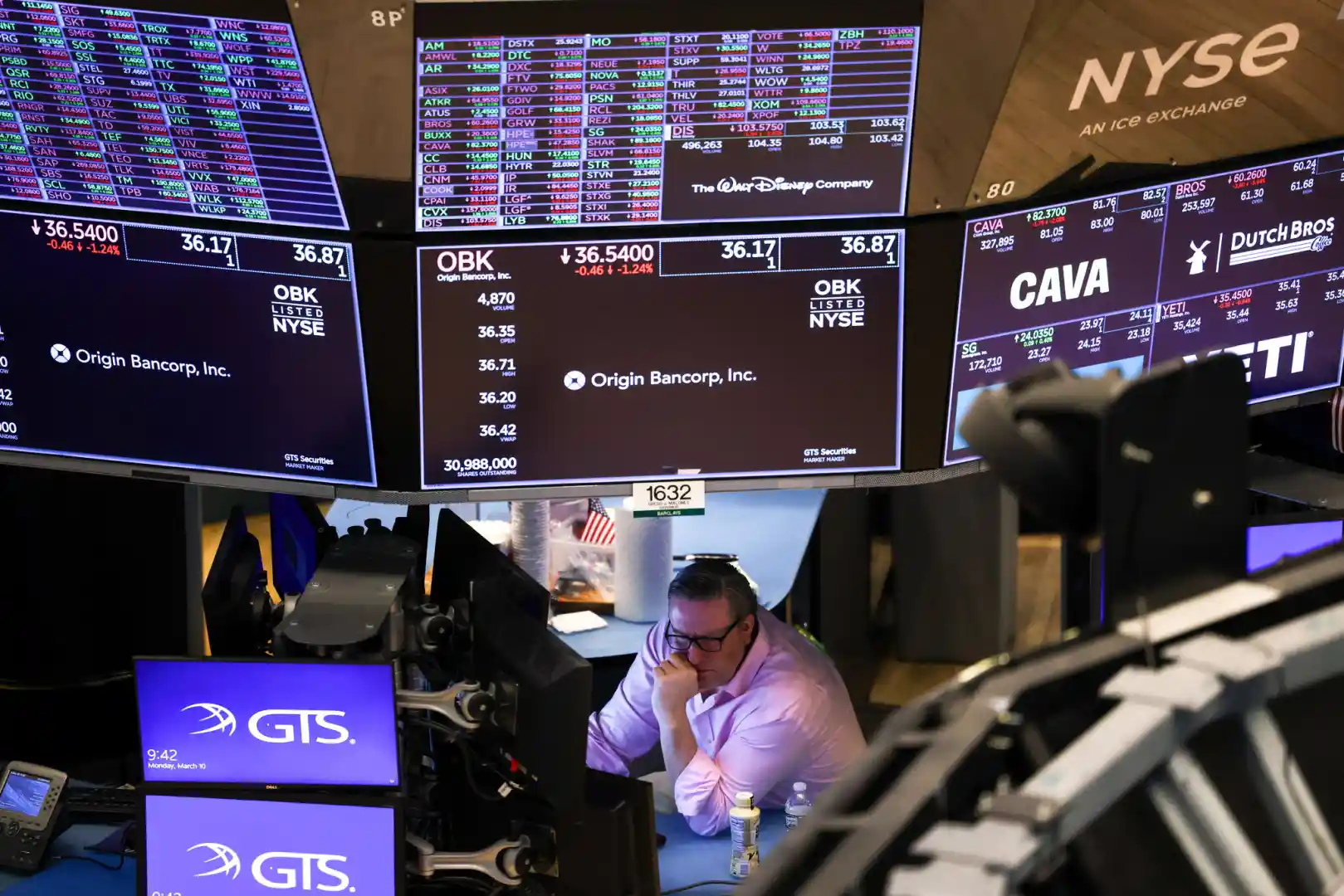 Stocks Tumble in US and Asia Over Trump Tariff Concerns Amid Growing Trade Uncertainty