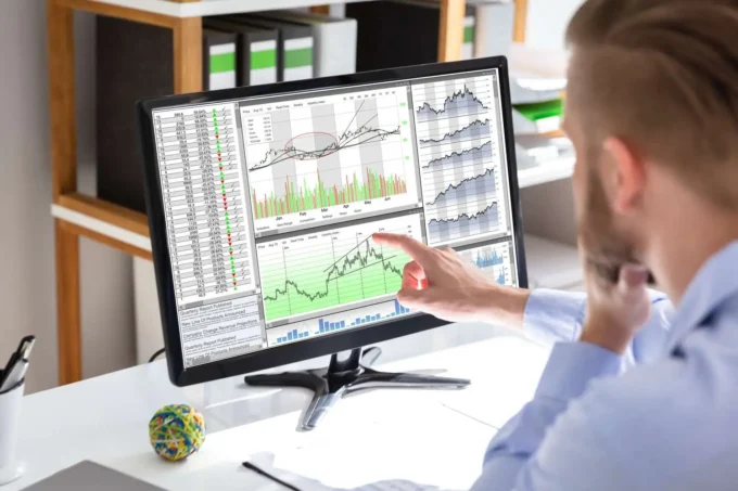  U.S. Money-Market Funds Hit Record $8.27 Trillion as Investors Seek Safety Amid Iran Conflict