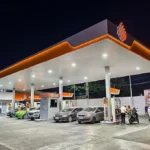 Australia fuel stations with empty pumps and long vehicle queues as over 500 locations run out of supply, driven by panic buying, geopolitical tensions, and distribution breakdowns.