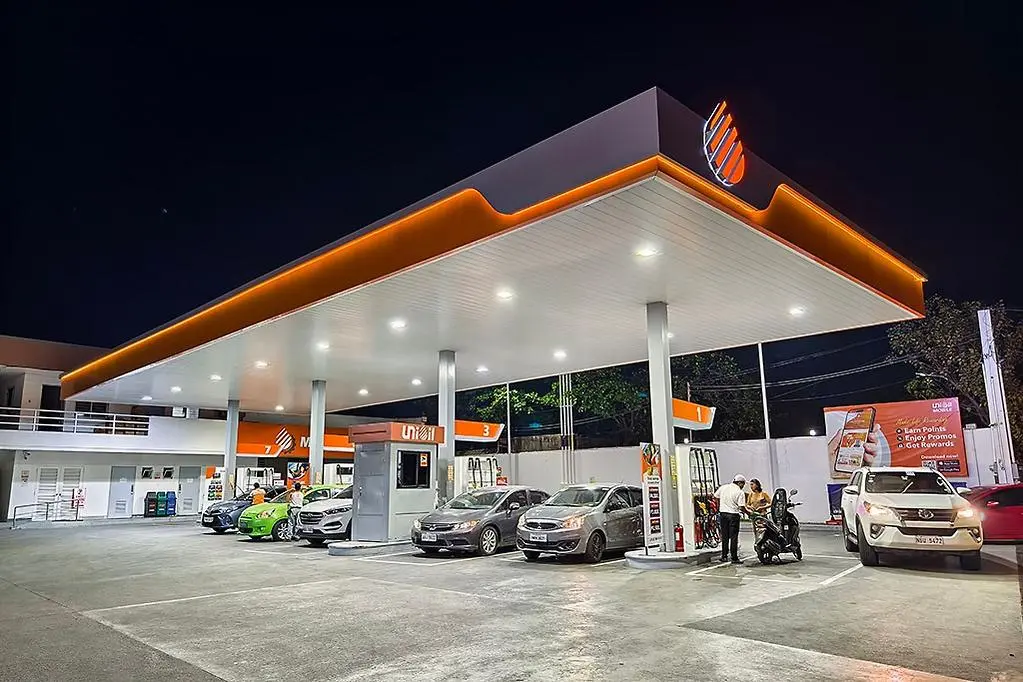 Australia fuel stations with empty pumps and long vehicle queues as over 500 locations run out of supply, driven by panic buying, geopolitical tensions, and distribution breakdowns.