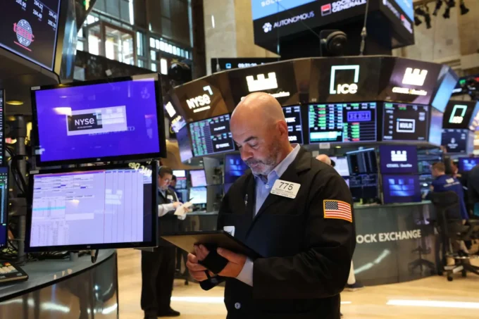 European indices surge as the S&P 500 records its worst losing streak in twelve months, highlighting divergence in global markets