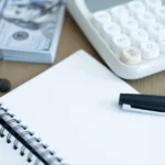 Minimalist illustration of daily financial habits with coins, a notebook, and a rising chart, symbolizing consistent saving, budgeting, and disciplined money management over time.
