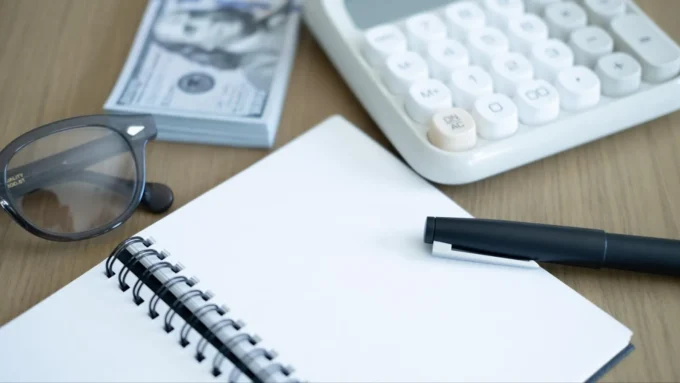 Minimalist illustration of daily financial habits with coins, a notebook, and a rising chart, symbolizing consistent saving, budgeting, and disciplined money management over time.