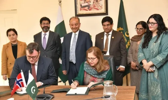 Pakistan advancing a carbon finance deal with visuals of carbon credits, renewable energy projects, and financial flows, highlighting a powerful shift in climate finance and sustainability investment.