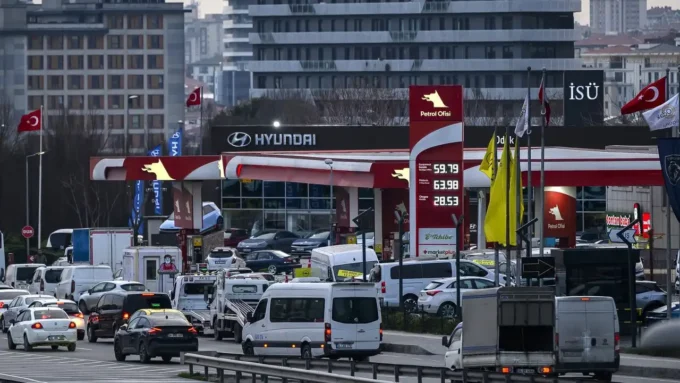 Turkey financial illustration showing soaring loan/interest rates around 50% alongside a significant drop in foreign exchange reserves, highlighting economic pressure from the Iran conflict and central bank efforts to defend the lira while reserves fall by roughly $55 billion amid the geopolitical shock.