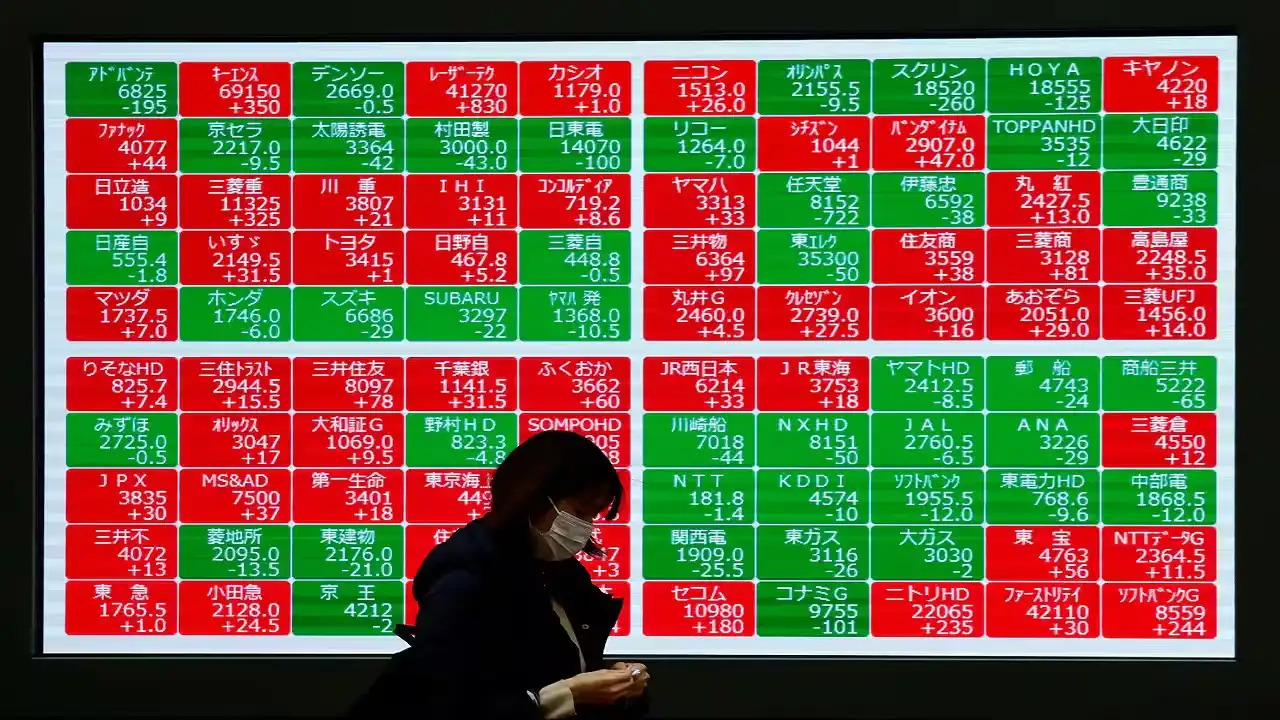Asian stock markets rise following Wall Street record highs as oil prices decline