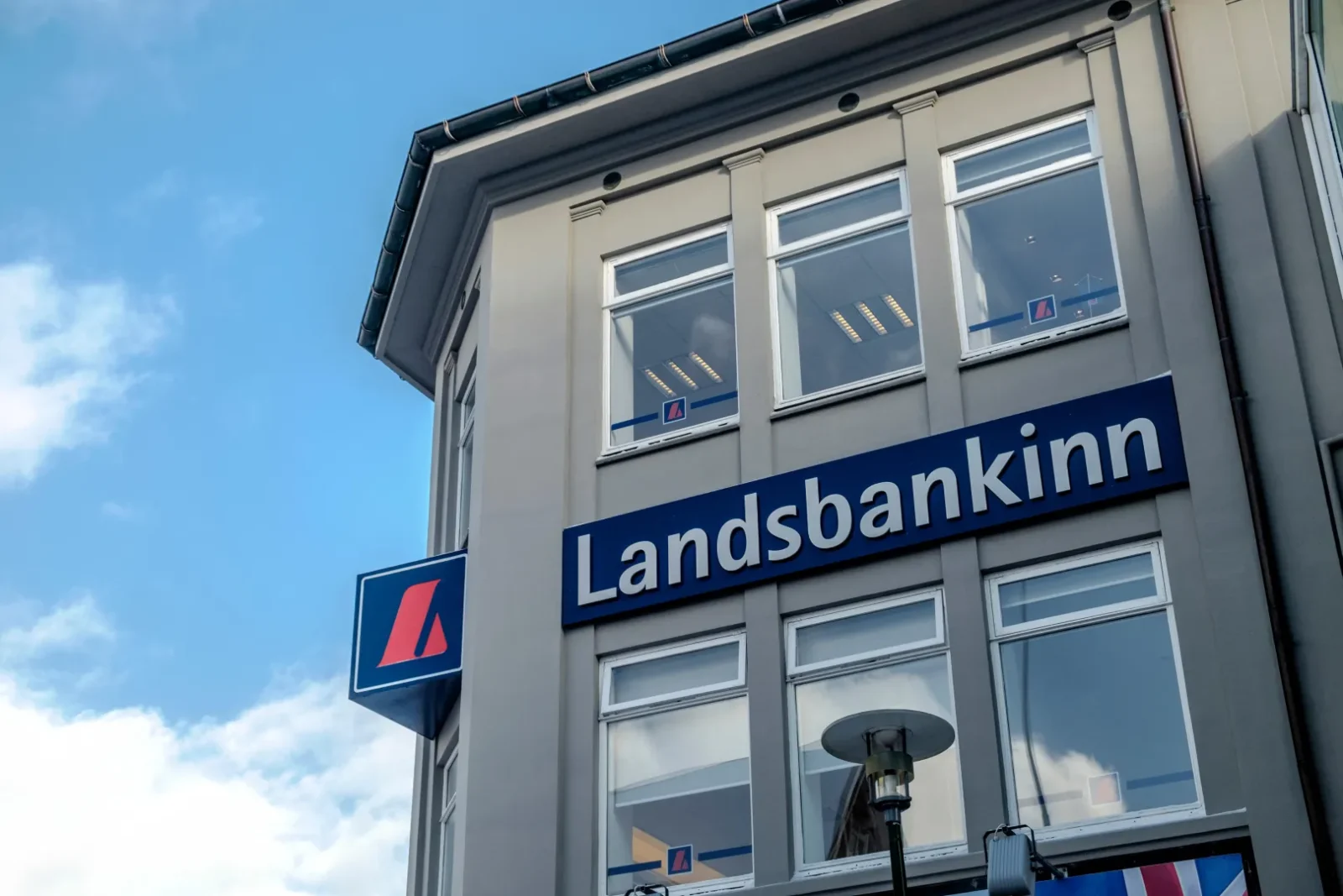 Landsbankinn raises 300 million euro in oversubscribed green bond sale with strong investor demand