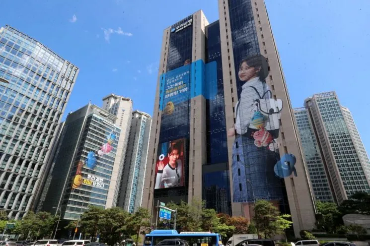 Woori Bank issues a record ₩300 billion green bond to expand ESG finance and sustainable investment initiatives