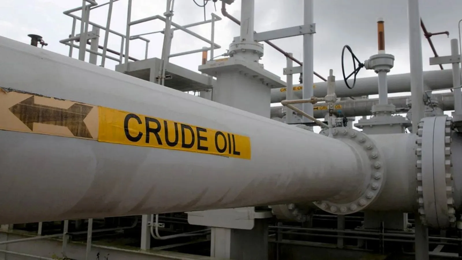 Saudi Aramco resumes crude oil exports from the Ras Tanura terminal as Gulf energy shipments recover following regional disruptions.
