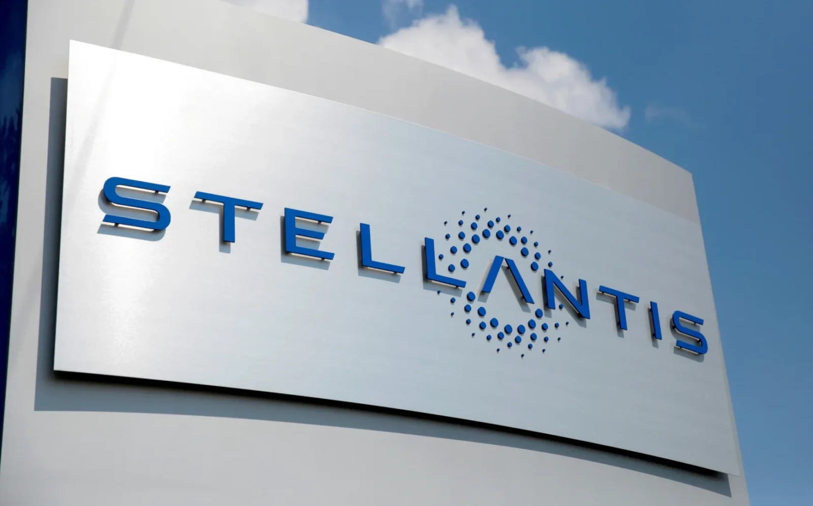 Stellantis invests 1 billion euro to expand Peugeot electric vehicle production and manufacturing capacity