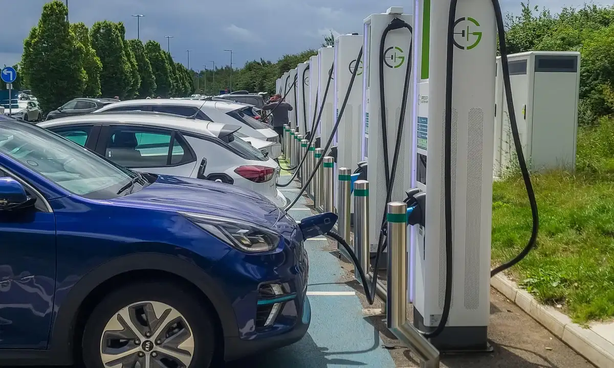 UK government considers easing electric vehicle sales targets amid growing pressure from the automotive industry