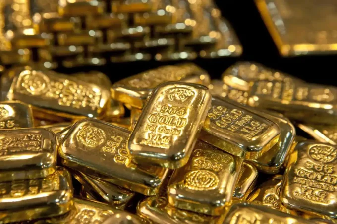 Gold prices remain near a seven-month low as expectations of higher interest rates strengthen the US dollar and reduce demand for the precious metal