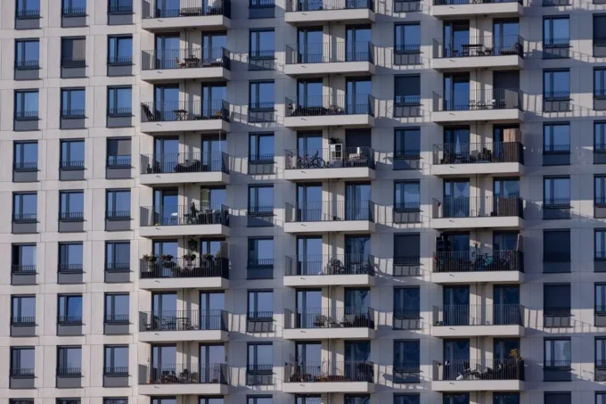 Berlin’s renewed property seizure debate has put German residential real estate stocks under pressure amid heightened regulatory uncertainty.