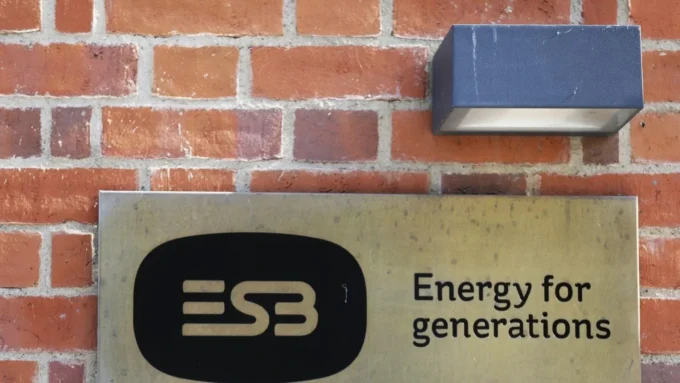 ESB raises €500 million through its inaugural European Green Bond, the first issuance by an Irish corporate under the European Green Bond Regulation.