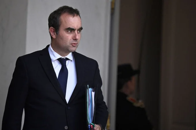France’s debt heads toward a record as fiscal strain deepens, highlighting government debt, budget deficits, borrowing costs, and public finances
