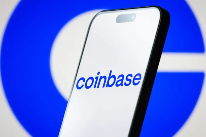 Coinbase expands access to Ripple’s RLUSD dollar-backed stablecoin across retail and institutional cryptocurrency platforms.