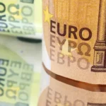Euro hits a 17-month low as French risks shake markets, highlighting euro exchange rates, French fiscal risks, currency markets, and investor sentiment