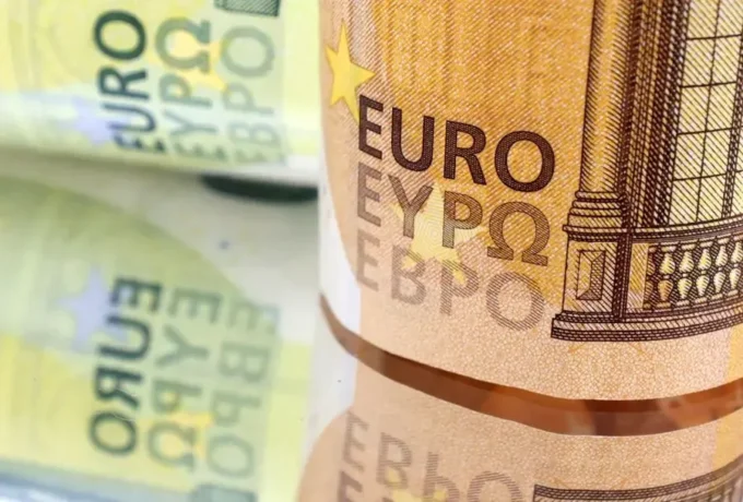 Euro hits a 17-month low as French risks shake markets, highlighting euro exchange rates, French fiscal risks, currency markets, and investor sentiment
