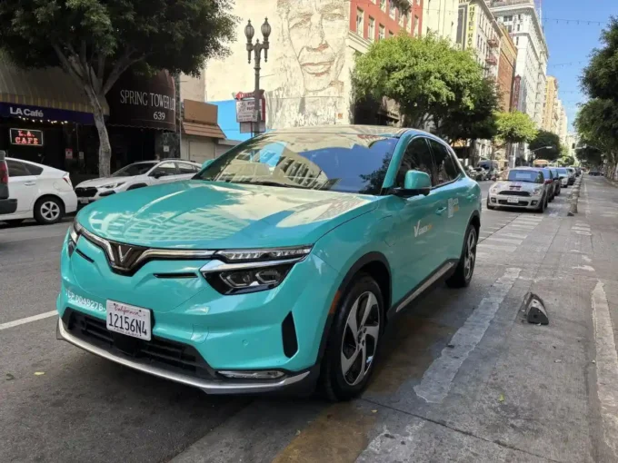 Green SM launches its all-electric taxi service in Los Angeles, using cyan-coloured VinFast electric vehicles as it enters the North American market.