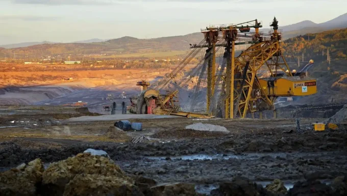 Zimbabwe’s lithium and gold industries support economic growth plans, highlighting mineral extraction, mining investment, critical minerals, and export revenue
